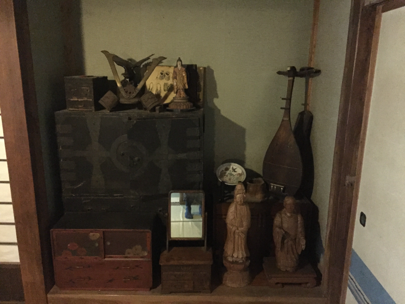 Tokonoma alcove with antique statues and biwa lute